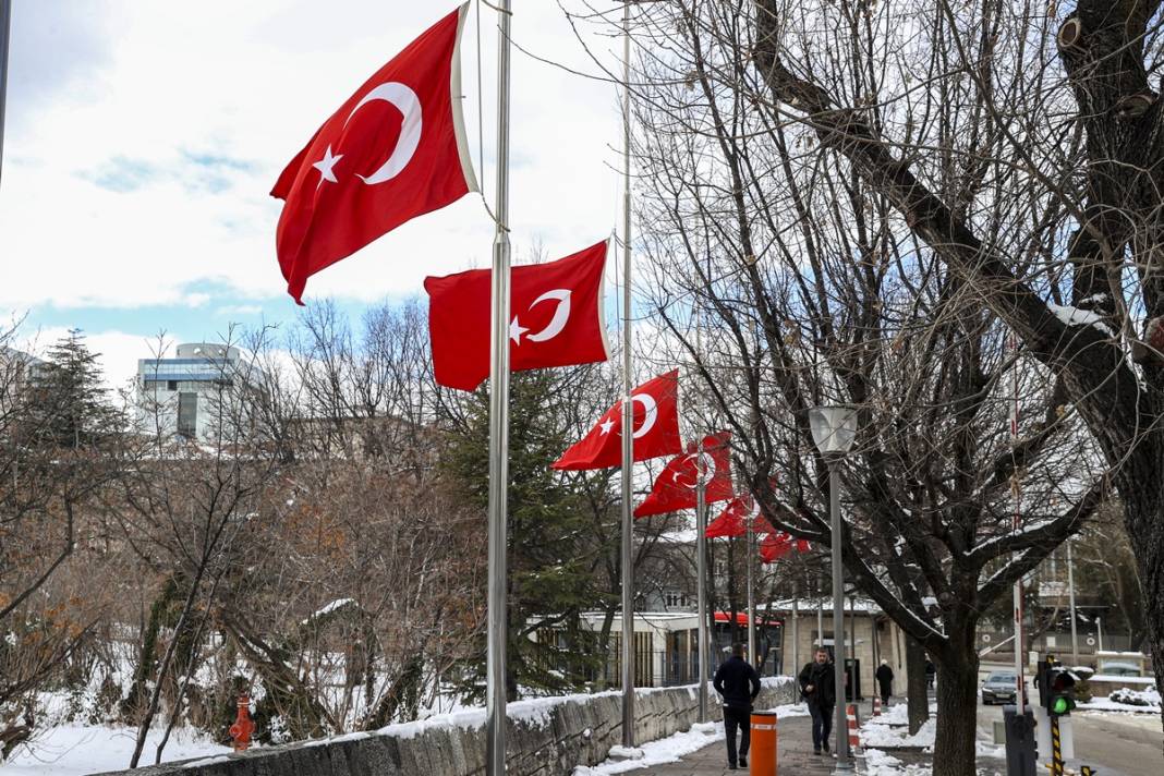 TBMM'deki bütün bayraklar yarıya indirilirken o bayrağa dokunulmadı! Bakın neden... 7